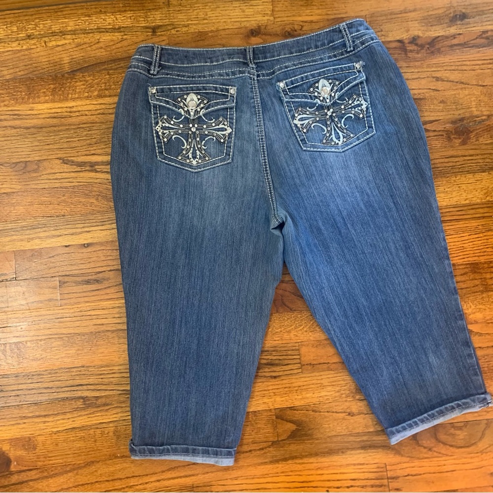 Cato Capri Knee Length Stonewashed Blue Jeans 
18W
Embellished Pocket
Length 31” - Picture 7 of 16